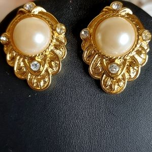 VTG Kenneth Jay Lane KJL For Avon Faux Pearl & Crystal Gold Tone Stud Earrings